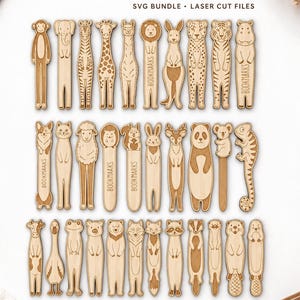 Peut inclure: Une collection de 32 marque-pages en bois clair représentant divers animaux découpés au laser, tels qu'un singe, un éléphant, un zèbre, une girafe, un lion et un panda. Le texte 32 Animal Bookmarks SVG BUNDLE LASER CUT FILES est visible.