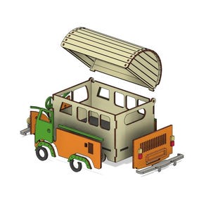 Op de afbeelding: Een houten speelgoedtruck met een afneembaar dak. De truck is groen, oranje en bruin. Het dak is beige en heeft een houtnerfpatroon.