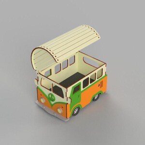 Op de afbeelding: Een houten speelgoedbus met een afneembaar dak, geschilderd in oranje, groen en wit. De bus heeft een vredesteken op de voorkant en ramen aan de zijkanten.