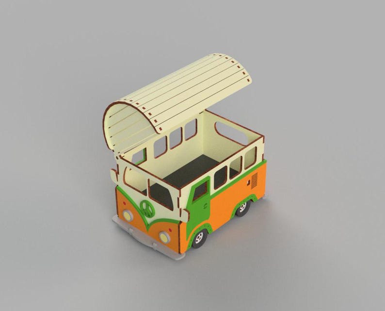 Op de afbeelding: Een houten speelgoedbus met een afneembaar dak, geschilderd in oranje, groen en wit. De bus heeft een vredesteken op de voorkant en ramen aan de zijkanten.