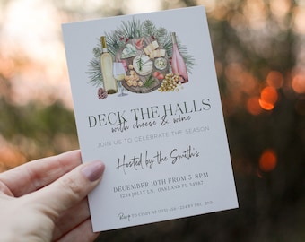 Op de afbeelding: Een witte uitnodigingskaart met een aquarel-illustratie van een kaas- en wijnplank met een feestelijk kerstthema. De tekst luidt "Deck the Halls with cheese & wine. Join us to celebrate the season. Hosted by the Smith's. December 10th from 5-8pm. 1234 Jolly Ln, Oakland FL 34987. R.S.V.P. to Cindy at (123) 456-1254 by Dec 2nd."