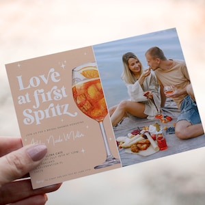 Bearbeitbare Brautparty mit Foto Liebe beim ersten Spritz Einladungsvorlage Aperol Spritz Orange Mädchen Brunch Paar Dusche Bachelorette 2605