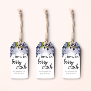 Puede incluir: Tres etiquetas de regalo blancas con dise&ntilde;os de bayas azules en acuarela y el texto "Muchas gracias" y "Por consentir a nuestro beb&eacute; con amor".