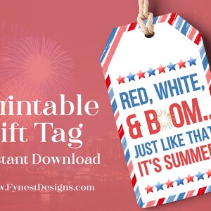 Könnte beinhalten: Druckbarer Geschenkanhänger mit roten, weißen und blauen Streifen und Sternen. Der Anhänger lautet "RED, WHITE, & BOOM.. JUST LIKE THAT, IT'S SUMMER!"