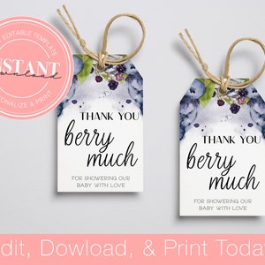 Puede incluir: Dos etiquetas de regalo blancas con un dise&ntilde;o de acuarela de ar&aacute;ndanos y moras. El texto en las etiquetas dice "Muchas gracias" y "Por duchar a nuestro beb&eacute; con amor".