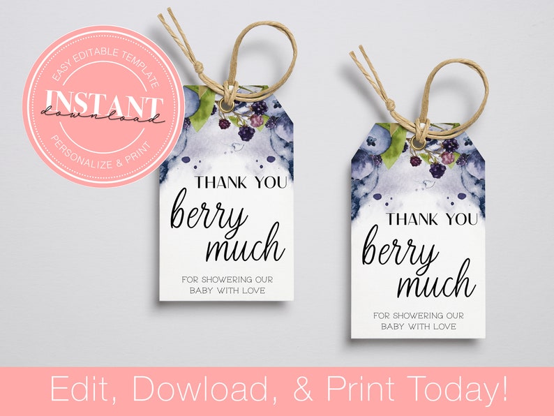 Puede incluir: Dos etiquetas de regalo blancas con un dise&ntilde;o de acuarela de ar&aacute;ndanos y moras. El texto en las etiquetas dice "Muchas gracias" y "Por duchar a nuestro beb&eacute; con amor".