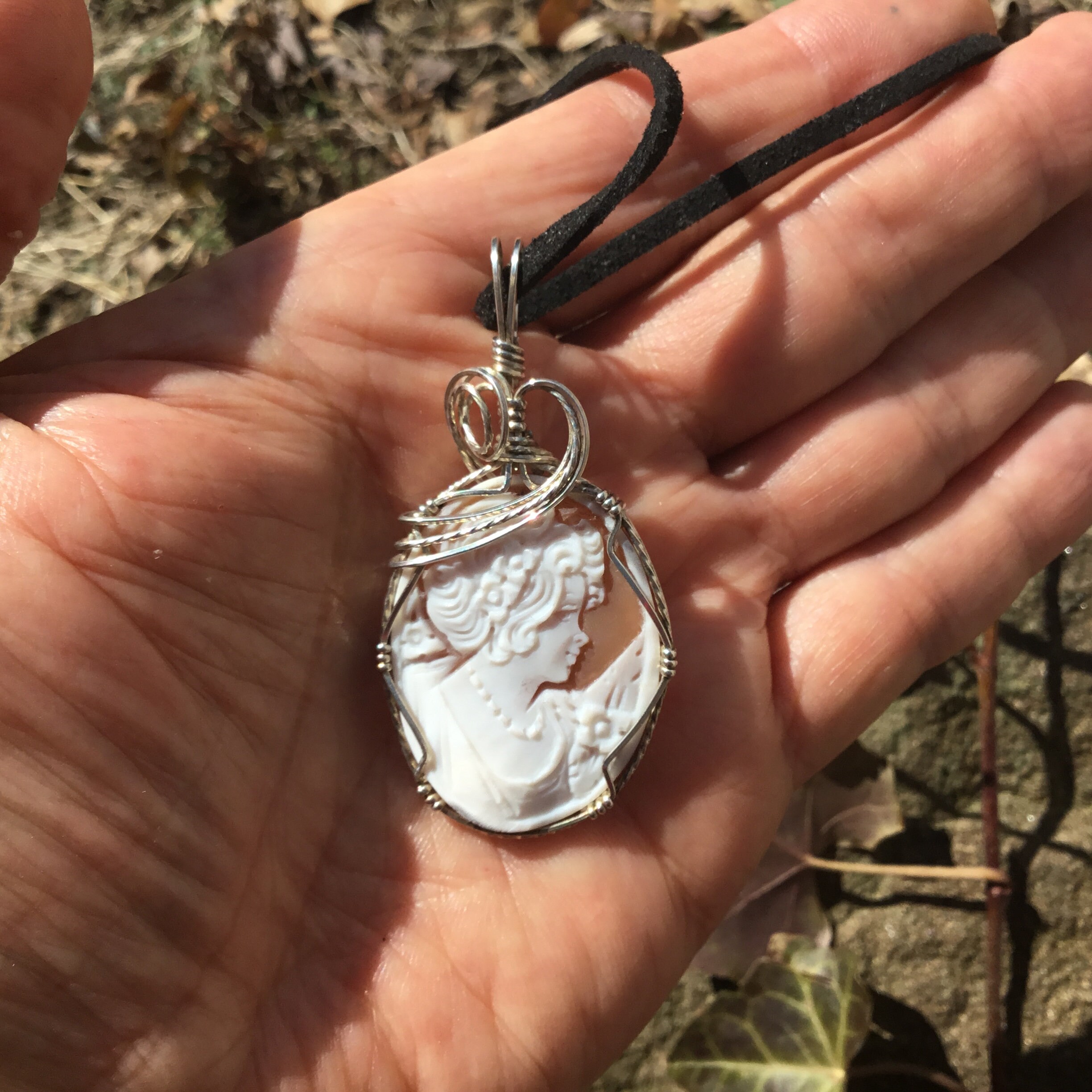 9金GENUINE ITALIAN HAND CARVED CAMEO Genuine Italian Hand Carved Cameo Hand Wrapped in Sterling