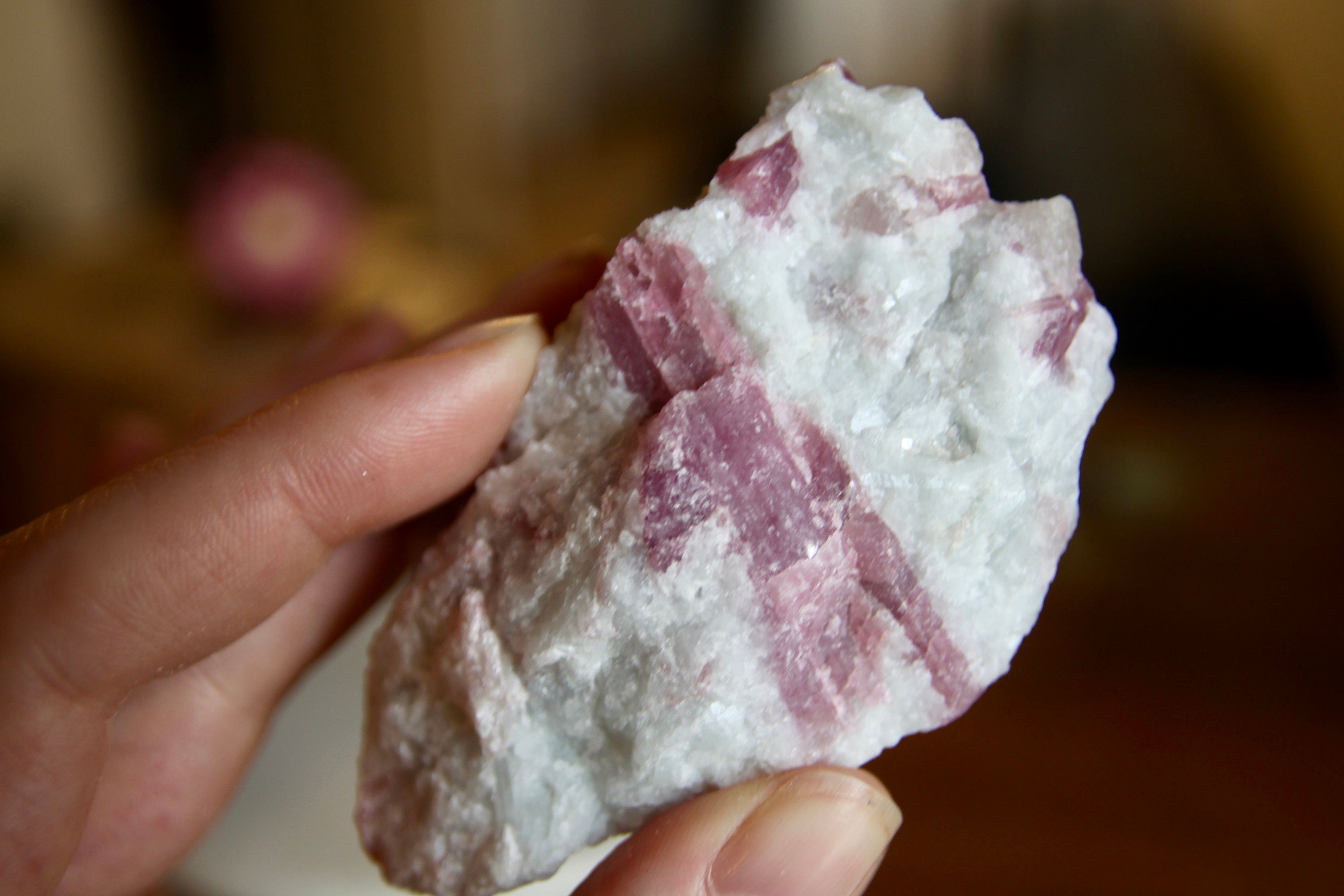 Tourmaline Rose Dans Quartz - Rubellite- Pierre Brute Lithothérapie Émotions et Sentiments