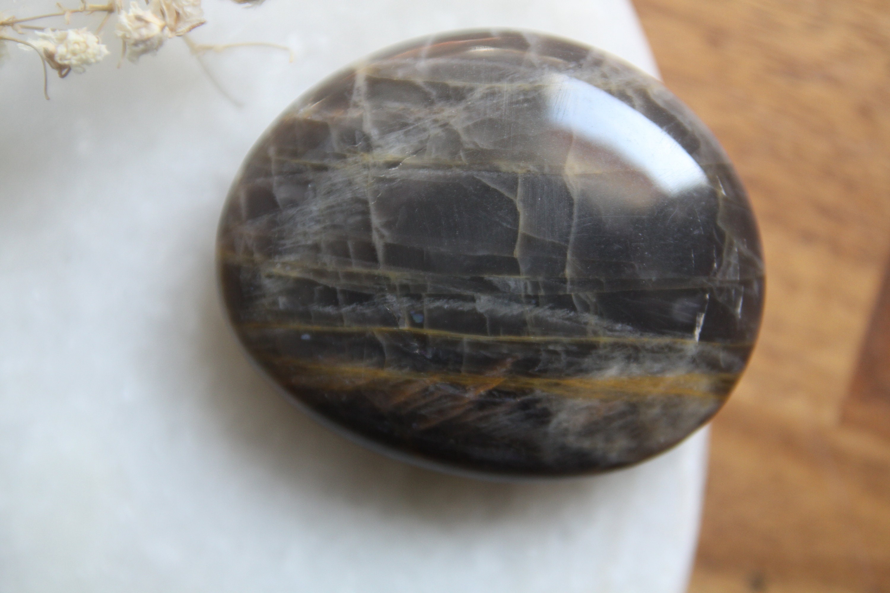 Pierre de Lune Noire Roulée - Intuition et Perception Galet Pierre Noire