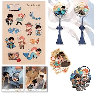 Puede incluir: Una colección de pegatinas y colgantes con ilustraciones de dibujos animados de personajes con varios atuendos y entornos. Las pegatinas incluyen el texto "Iris + Lillium in every universe" y "Tired of being late!". Los colgantes tienen borlas azules.