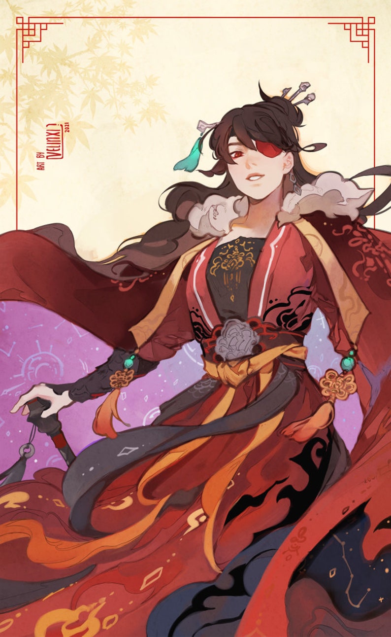 Pu&ograve; includere: Illustrazione di una persona in abito tradizionale asiatico, con una veste rossa e nera con accenti dorati. L'opera d'arte include motivi intricati, una cintura decorativa e una benda sull'occhio rossa. Lo sfondo &egrave; giallo chiaro con un bordo rosso.