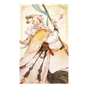 Pu&ograve; includere: Illustrazione di un personaggio in abito tradizionale asiatico. La figura ha lunghi capelli bianchi e indossa una veste gialla e bianca con motivi intricati. Tiene in mano un bastone con un nastro blu. L'opera d'arte ha uno stile morbido ad acquerello.