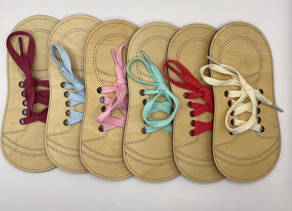 Apprenez attacher des lacets de chaussures du lacet un outil