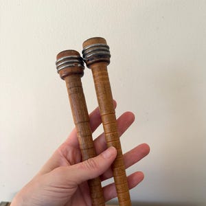 Bobina têxtil vintage de madeira, com ponta de latão, para fábricas têxteis.