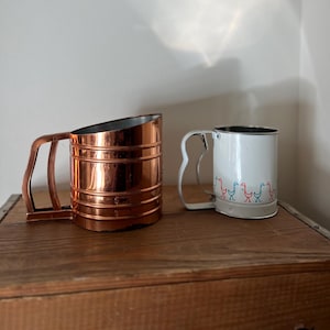 Vintage Foley copper flour sifter, vintage mid century goose flour sifter. Foley sift chine triple screen copper sifter. Androck sifter.