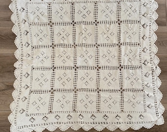 Mantel vintage tejido a mano con borde festoneado en patrón cuadrado en color crema, chal vintage