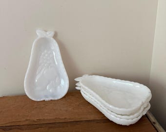 Plato vintage de vidrio opalino Hazel Atlas con forma de pera y diseños de frutas en relieve.