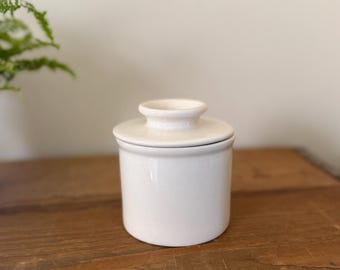 Mantequera francesa antigua en forma de campana, blanca.