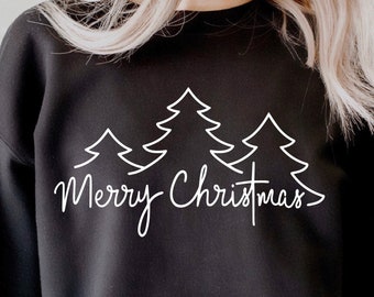 Może przedstawiać: Czarna bluza z białym nadrukiem trzech stylizowanych choinek i napisem "Merry Christmas" w ozdobnej czcionce. Bluza jest w jednolitym czarnym kolorze.