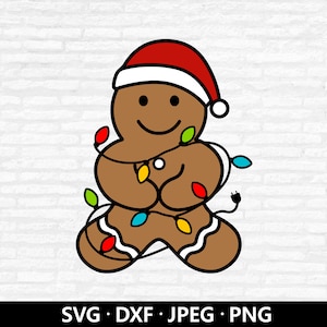 Pode incluir: Um homem de gengibre castanho usando um gorro de Papai Noel vermelho e envolto em luzes de Natal coloridas. O homem de gengibre tem um rosto sorridente e é delineado em preto. A imagem inclui o texto "SVG • DXF • JPEG • PNG".
