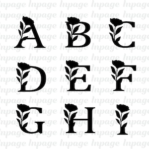 Pu&ograve; includere: Lettere nere dalla A alla I, ognuna adornata con un design floreale e di foglie. Le lettere sono in un carattere serif, con l'elemento floreale posizionato sul lato sinistro di ogni lettera.