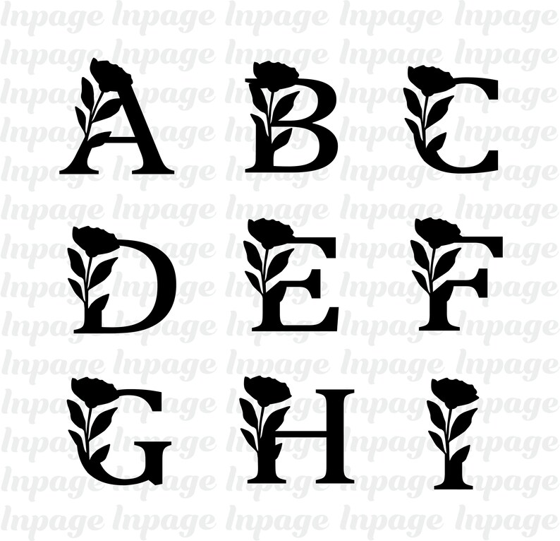 Pu&ograve; includere: Lettere nere dalla A alla I, ognuna adornata con un design floreale e di foglie. Le lettere sono in un carattere serif, con l'elemento floreale posizionato sul lato sinistro di ogni lettera.