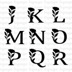 Pu&ograve; includere: Lettere dell'alfabeto nere dalla J alla R, decorate con un motivo floreale. Ogni lettera presenta un design floreale con una rosa e foglie sul lato sinistro.