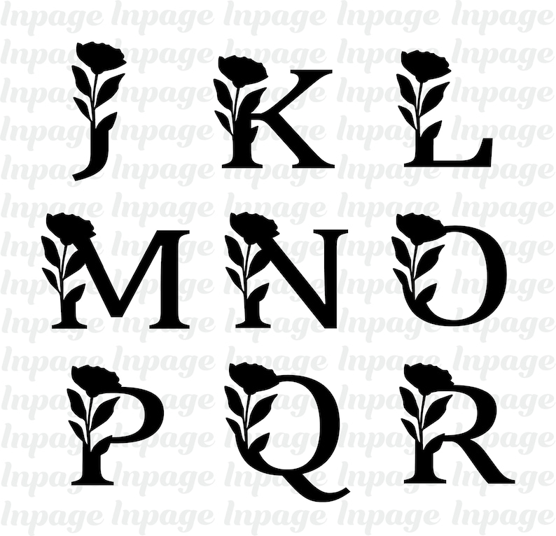 Pu&ograve; includere: Lettere dell'alfabeto nere dalla J alla R, decorate con un motivo floreale. Ogni lettera presenta un design floreale con una rosa e foglie sul lato sinistro.