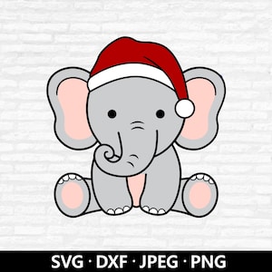 Può includere: Illustrazione a cartoni animati di un elefante grigio con un cappello di Babbo Natale rosso e bianco. L'elefante è seduto con le gambe e la proboscide arricciate. Il testo "SVG • DXF • JPEG • PNG" è incluso in basso.