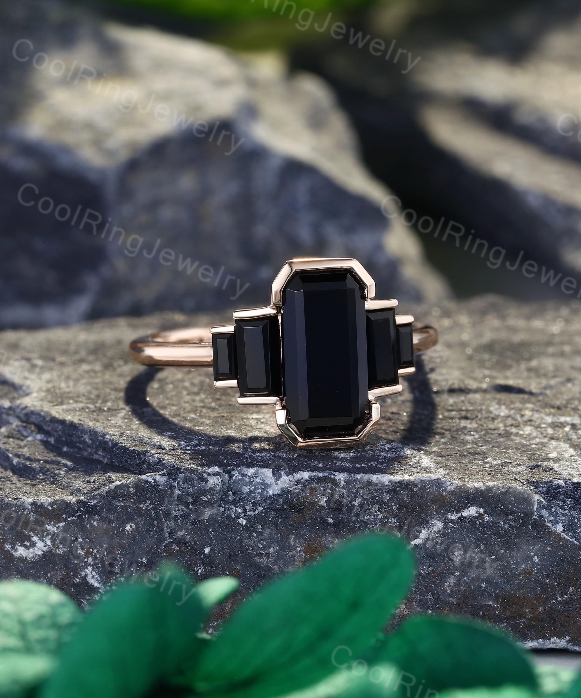 エメラルドカットのブラックオニキス婚約指輪、ヴィンテージバゲット