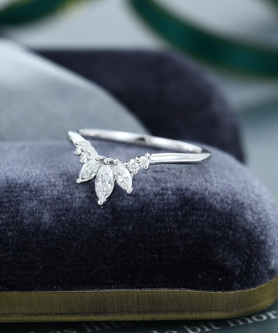 Goods are hard to come by Curved wedding band women 14K
