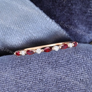 Anillo de boda de media eternidad con rubí talla marquesa, oro rosa macizo, moissanita, anillo nupcial apilable, anillo a juego, regalo de aniversario de promesa