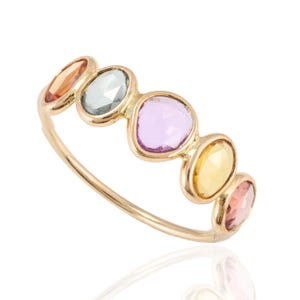 Anello a fascia con zaffiri multicolore, anello a fascia in oro massiccio 18 carati, anello impilabile, anello a mezza eternità con zaffiri multicolore per lei, regalo di anniversario