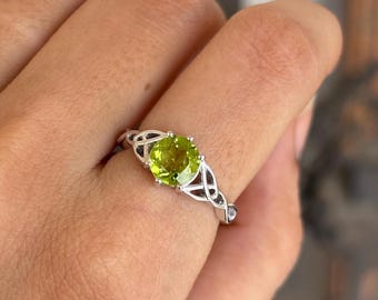 天然ペリドットリング、925スターリングシルバー、繊細なペリドットリング、8月の誕生石、ハンドメイドボヘミアンリング、グリーンジェムストーンリング、彼女へのギフト