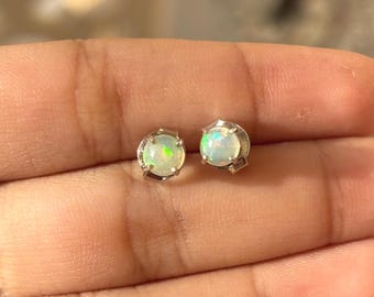 Minimalistische opaal oorbellen, 925 sterlingzilveren stekers, kleine cirkel opaal oorbellen, oktober geboortesteen oorbellen, opaal sieraden, cadeau voor haar