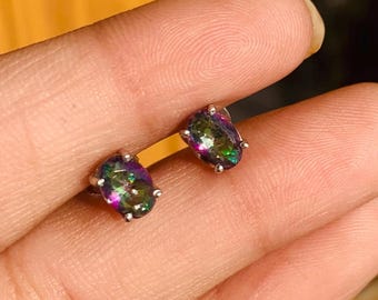 Orecchini a bottone con topazio mistico, argento sterling 925, piccoli orecchini a bottone con topazio mistico, orecchini a bottone minimalisti con topazio mistico, regali di compleanno per lei