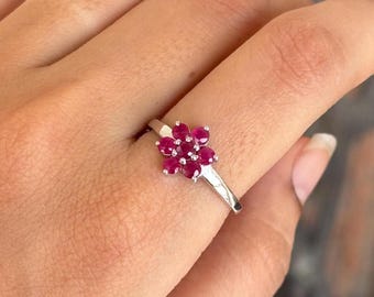 Pierścionek z prawdziwym rubinem, Pierścionek ze srebra próby 925, Pierścionek z rubinowym kwiatem w stylu boho, Pierścionek z rubinowym kamieniem szlachetnym, Wyrazisty pierścionek z rubinem, Biżuteria z rubinami, Prezenty dla niej