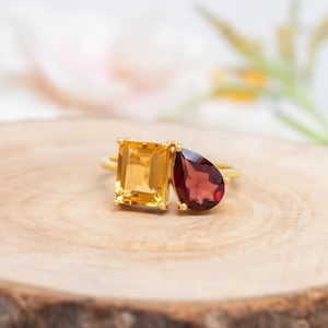 Toi et Moi ädelstensring - Smaragd- och päronslipad födelsestensring - Ring med två födelsestenar - Perfekt parpresent till henne - Present till flickvännen