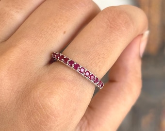 Naturlig rubinring, 925 sterlingsilver, rubin halv alliansring, handgjord rubinring, rubinbandring, rubin stapelbar ring, presenter till kvinnor