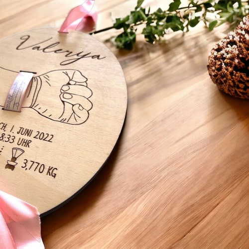 Aufhänger aus Holz für das Geburtsbändchen | Geburt Baby Taufe |
