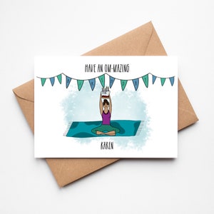 d'anniversaire personnalisée de yoga | Carte de joyeux anniversaire | Passez un anniversaire incroyable | Om-Mazing | Posture de yoga