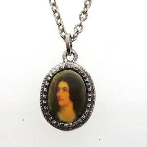 Pendentif Portrait vintage en étain par Astri Holthe (23 x 18 mm)