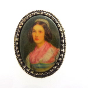 Broche vintage en étain : épingle pour portrait d&#39;Astri Holthe (30 x 24 mm)
