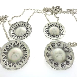 Pendentifs en étain fabriqués à la main par Jyde Kunst Ø 40 mm, Danemark Années 1960 - avec chaîne