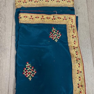 Blauer Jorjet Sari mit goldenem Rand
