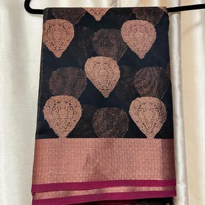 Schwarzer Baumwollseide mit kupfer / rosa Borte