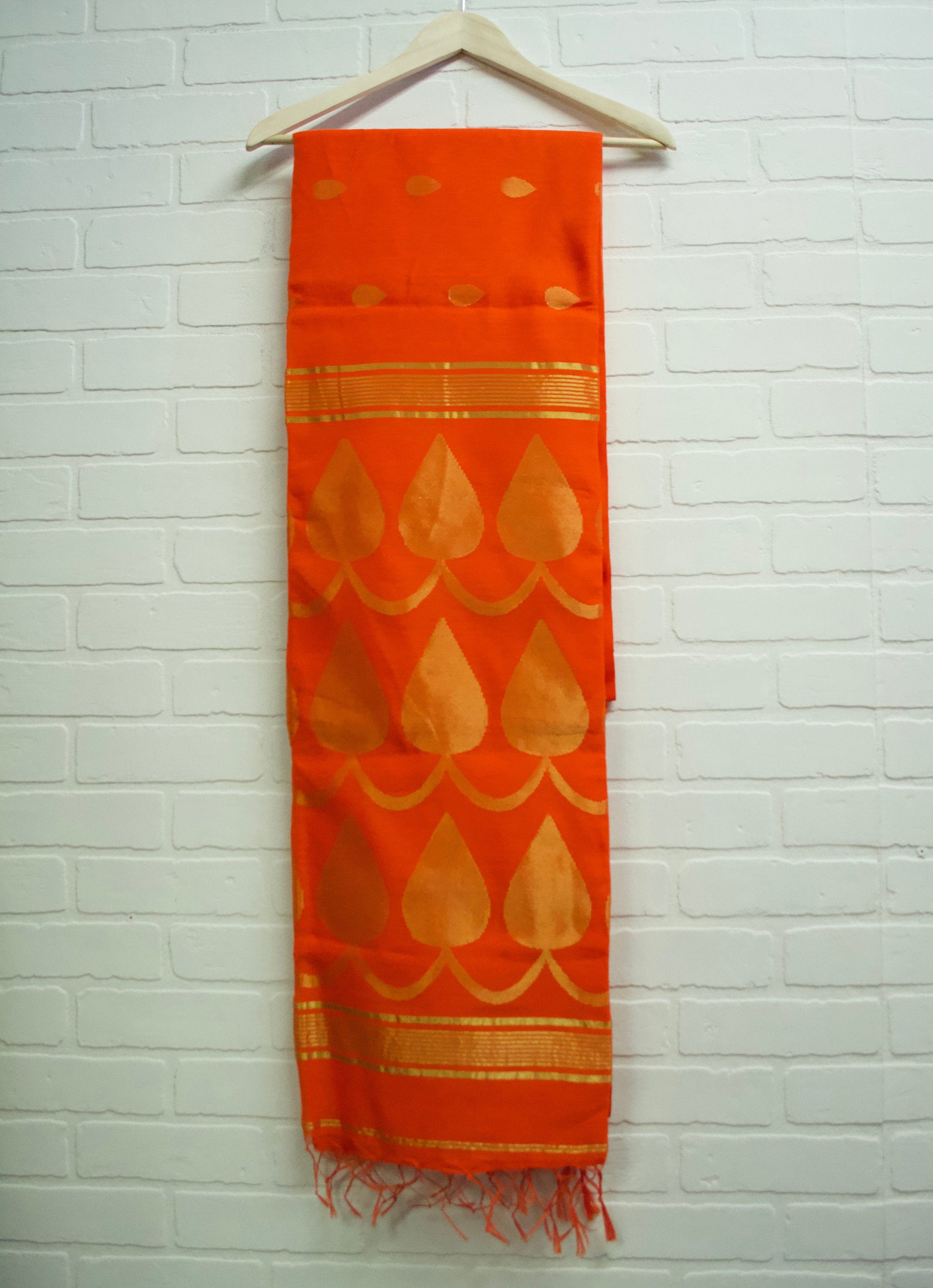 Sari de brocado naranja y dorado