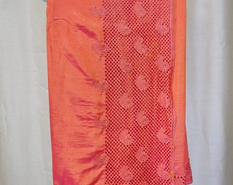 Saree indyjskie krojone w kolorze ciemnej brzoskwini