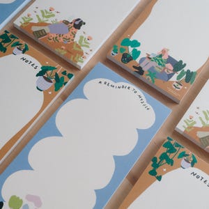 Könnte beinhalten: Eine Sammlung illustrierter Notizblöcke mit botanischem Thema. Die Notizblöcke zeigen Illustrationen von Menschen, die sich mit Pflanzen entspannen, sowie die Aufschriften "Notes" und "A Reminder to Myself". Die Notizblöcke haben einen weißen Hintergrund mit blauen, braunen und grünen Akzenten.