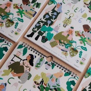 Könnte beinhalten: Spiralgebundene Kalender 2026 mit Illustrationen von Menschen mit Pflanzen. Der Kalender hat einen weißen Hintergrund mit grünen, rosa und blauen Akzenten. Text enthält "KALENDER 2026" und "PROGRESS IS MADE IN QUIET STEPS".